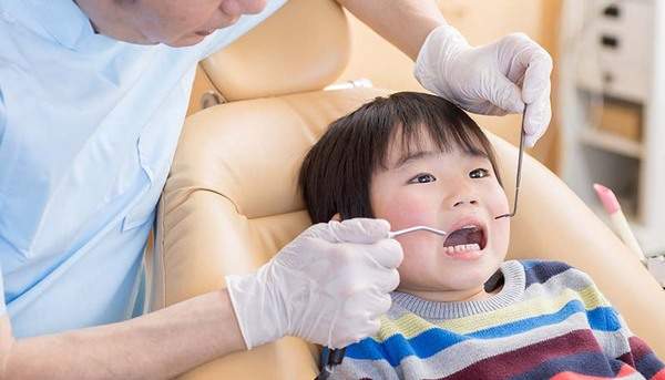 麻布十番歯科で子どもの虫歯治療を行っているイメージ