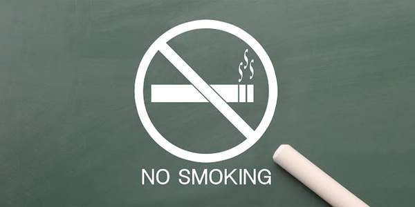 NO SMOKINGの文字と禁煙マークが書かれた画像