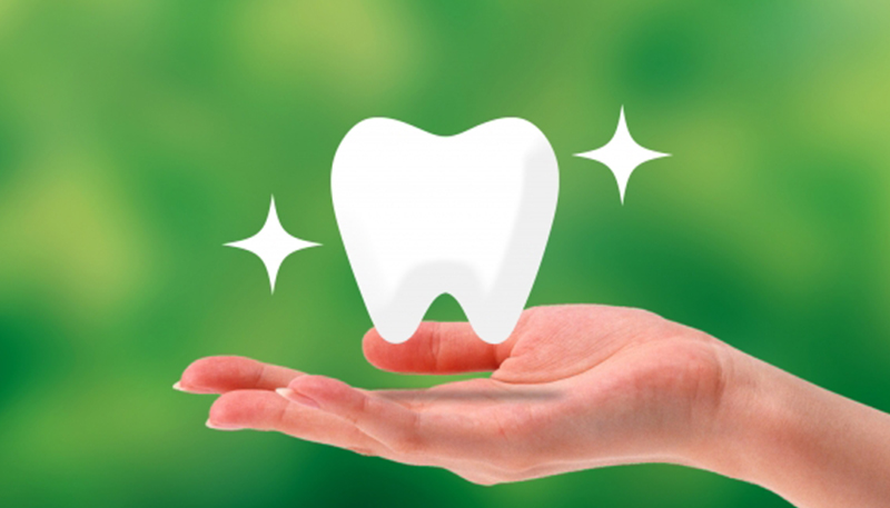 手のひらに綺麗な白い歯を乗せ、インプラントの安全性をイメージした写真
