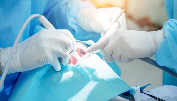 麻布十番の歯医者さんで歯の治療を受けているイメージ