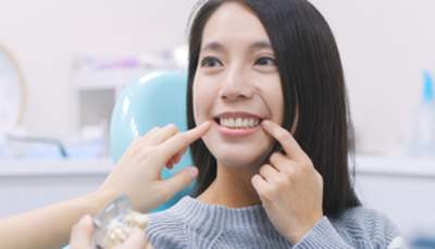 麻布十番の歯医者さんで歯並びを相談している女性のイメージ