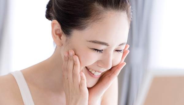 笑顔の女性の写真