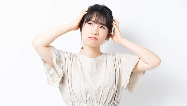 悩んでいる女性の写真