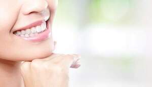 笑顔の女性の写真