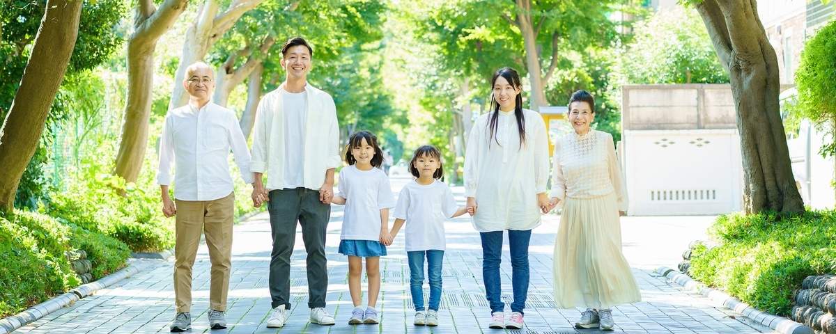 歯の健康を長く維持することで長生きできることをイメージした家族写真