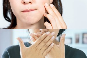 歯周病かどうか口元を気にしている女性の写真