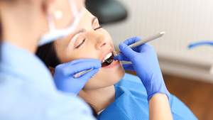 麻布十番の歯医者さんのインプラント治療で行う虫歯や歯周病の検査をイメージした写真