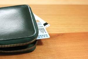 財布と保険証とクレジットカードの写真