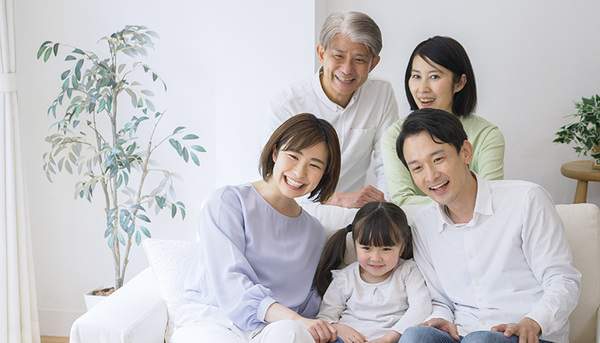 セルフケア等、虫歯予防で歯を守ることをイメージした家族写真