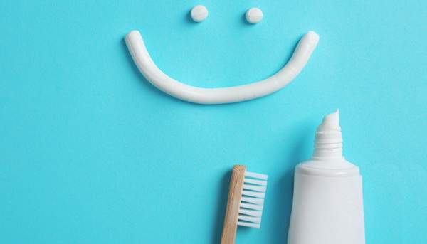 歯ブラシに歯磨き粉