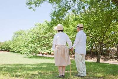 定期検診で歯のメインテナンスを行うことで歯の健康寿命が延びることをイメージした家族写真