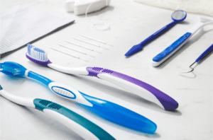 ご自宅や歯科医院で歯のメインテナンスで使用する歯ブラシ、デンタルフロスや歯科用器具など