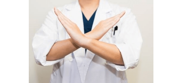 白衣を着た男性